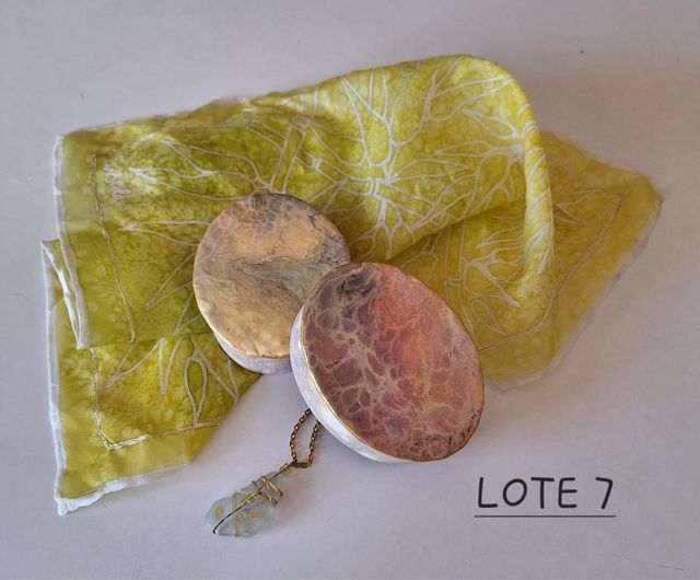 cofre artesanal con pañuelo de seda y colgante.