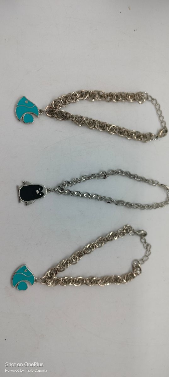 Tris braccialetti con ciondoli
