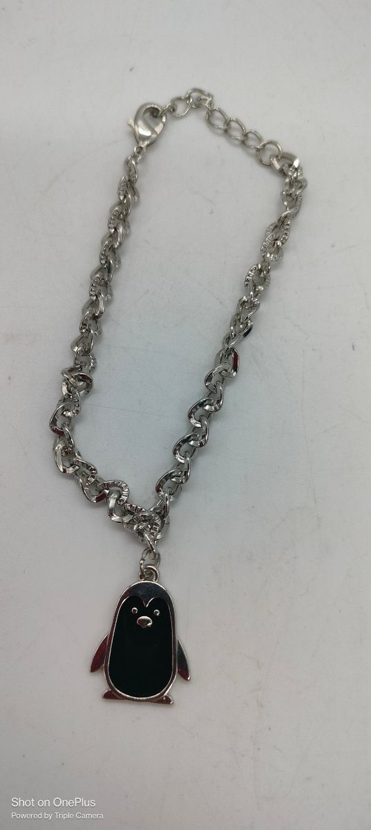 Tris braccialetti con ciondoli