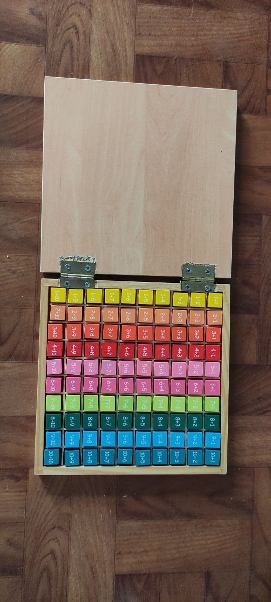 Juego niño sumar y multiplicar.