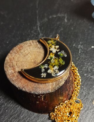 Colgante luna oro de resina con flores