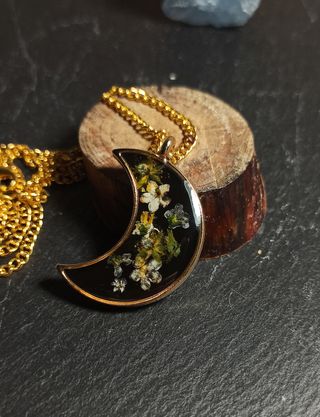Colgante luna oro de resina con flores