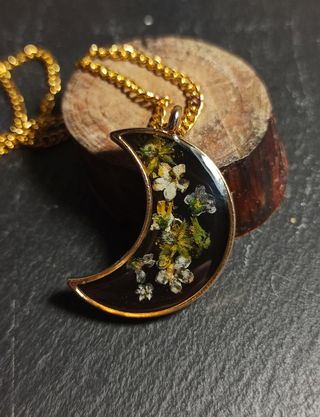 Colgante luna oro de resina con flores