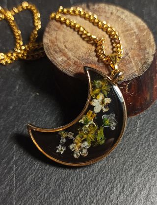 Colgante luna oro de resina con flores