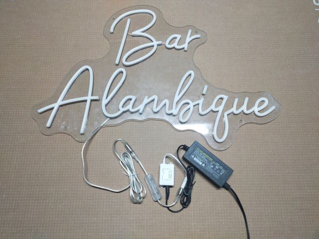 Cartel luminoso Bar Alambique.
Se escuchan ofertas