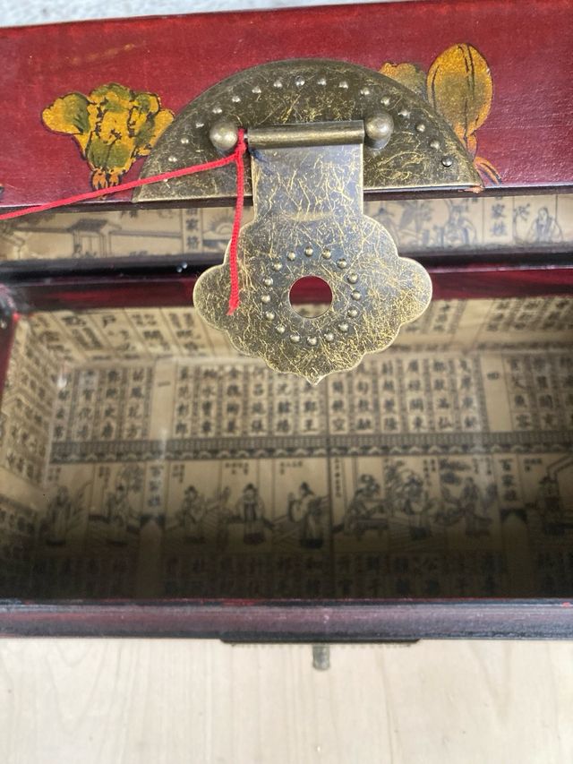 Antica scatola Cinese in legno laccata