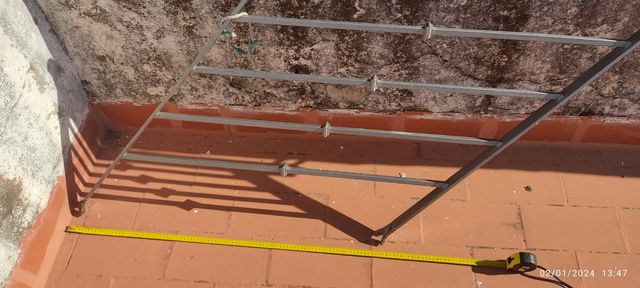 Baranda metálica. Está en Las Cabezas S. J.