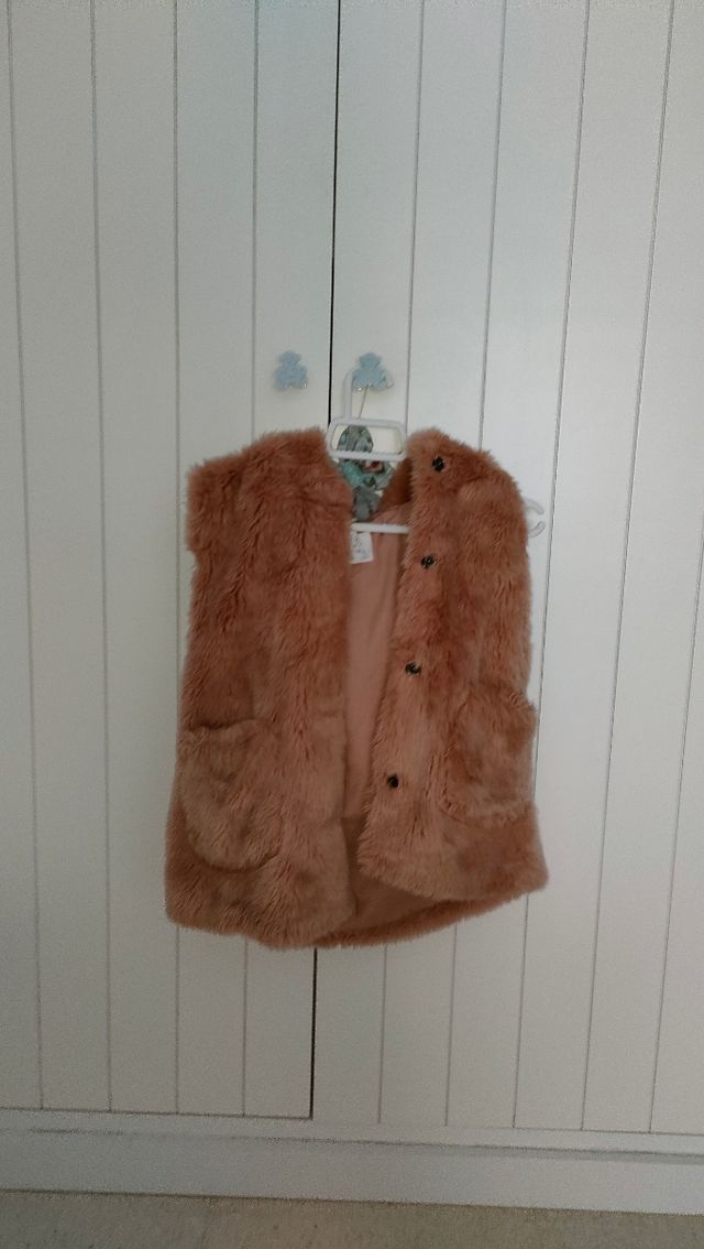 Chaleco de pelos rosa de zara kids