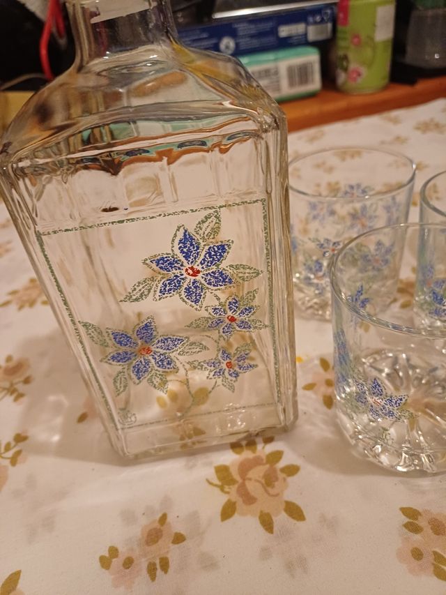 Licorera con  5 vasos a juego