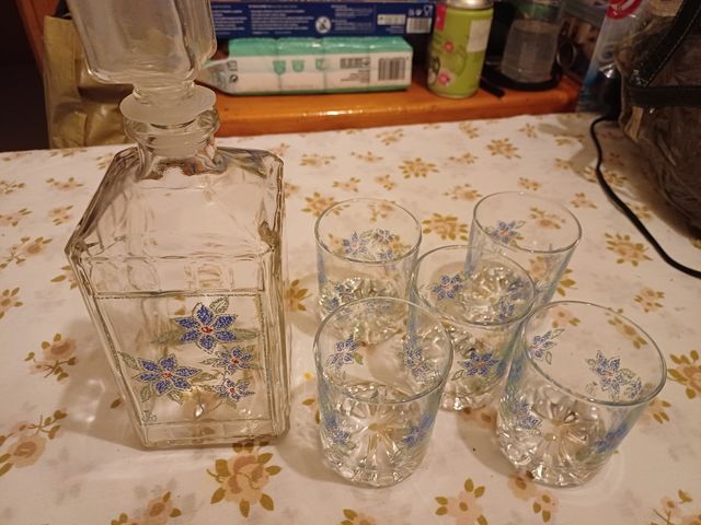 Licorera con  5 vasos a juego