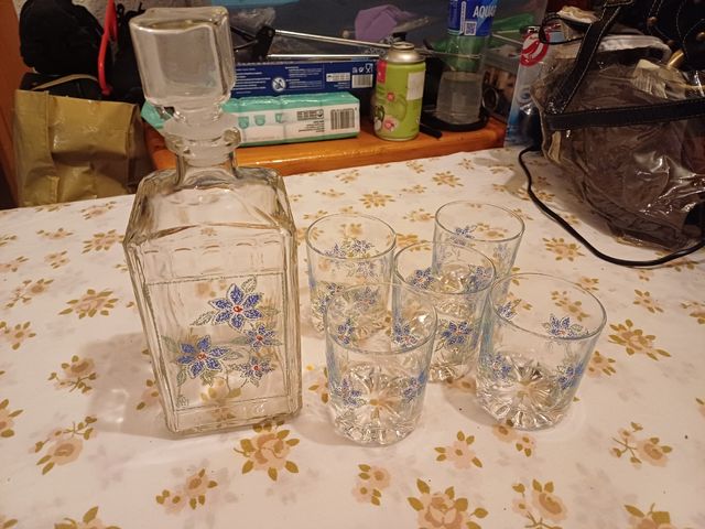 Licorera con  5 vasos a juego