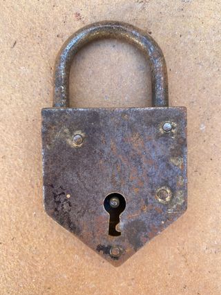 Candado de hierro antiguo