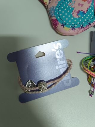 Pulseras y pendientes claires