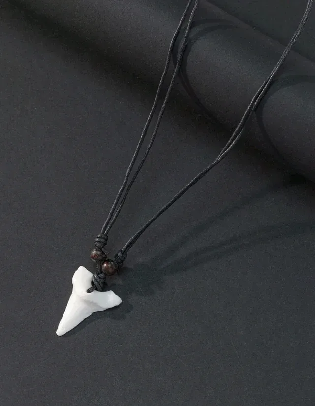 hombre collar con accesorio diente