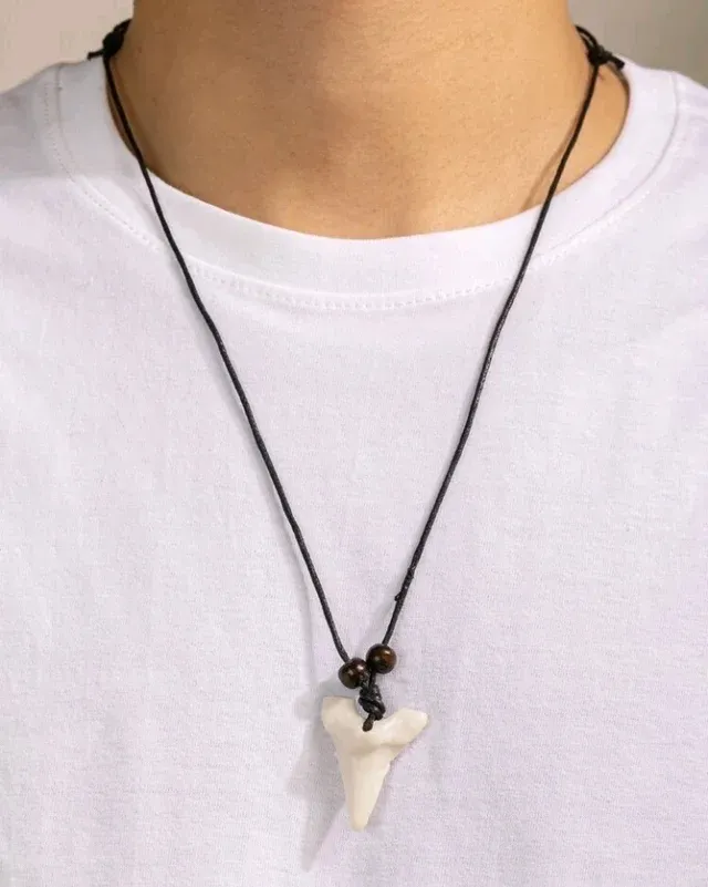 hombre collar con accesorio diente