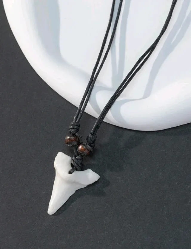 hombre collar con accesorio diente