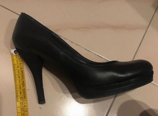 Zapatos salón negro. Valentina. N 39.