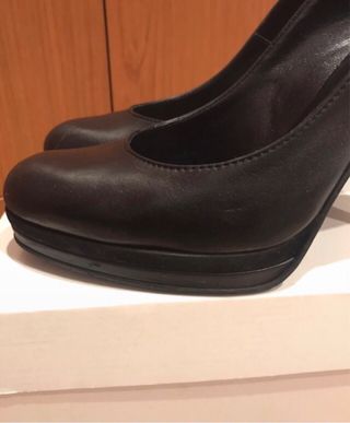 Zapatos salón negro. Valentina. N 39.