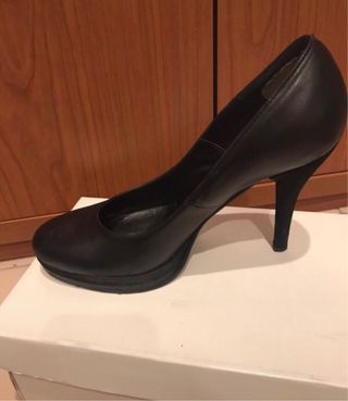Zapatos salón negro. Valentina. N 39.