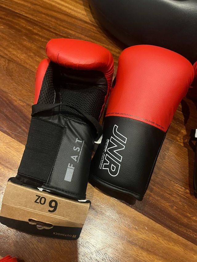 saco y guantes de boxeo