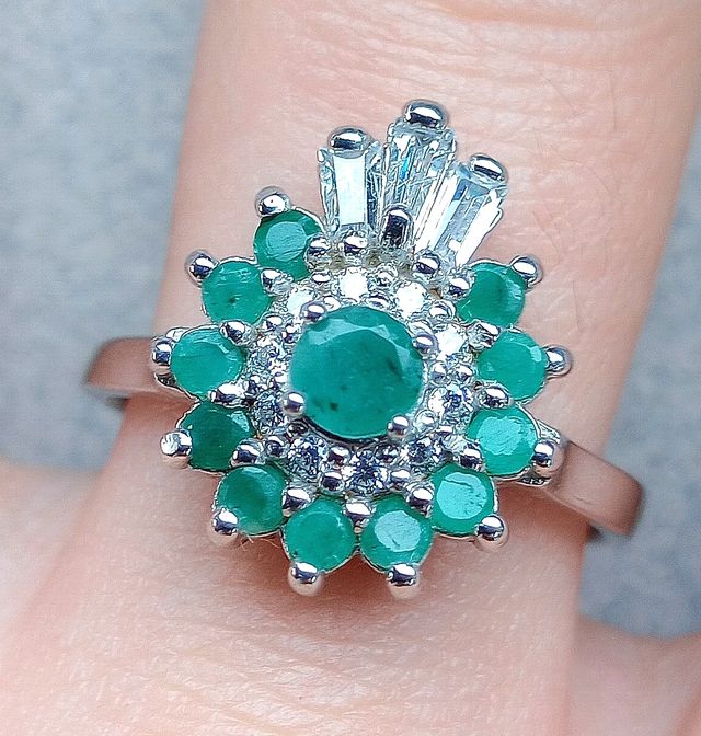 Anello prezioso con smeraldi e zirconi