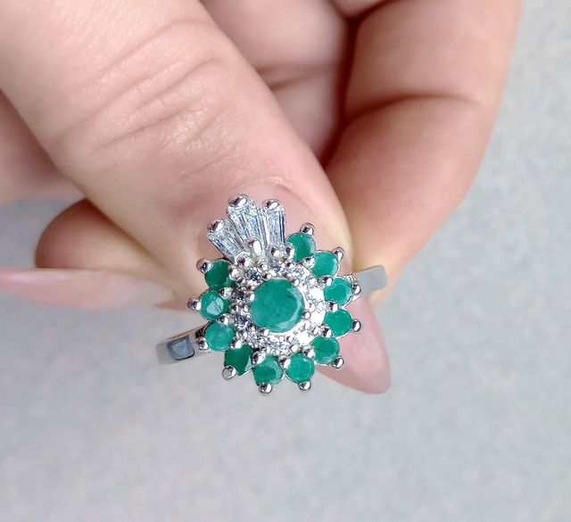 Anello prezioso con smeraldi e zirconi