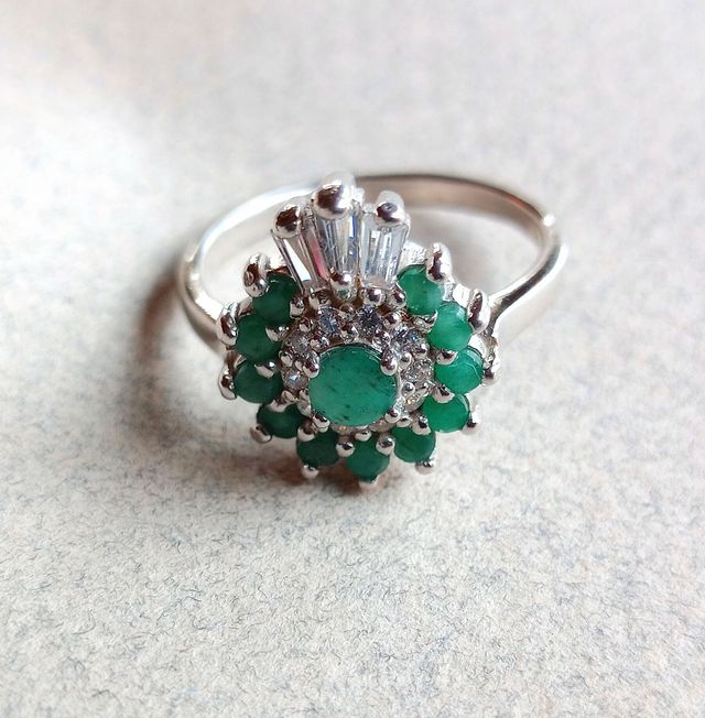 Anello prezioso con smeraldi e zirconi