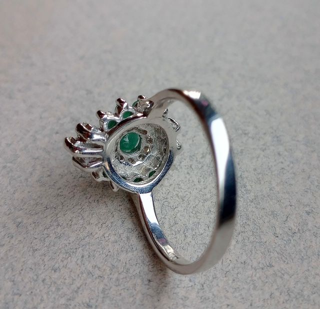 Anello prezioso con smeraldi e zirconi