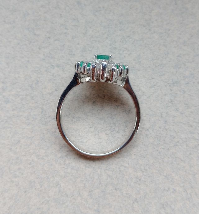 Anello prezioso con smeraldi e zirconi