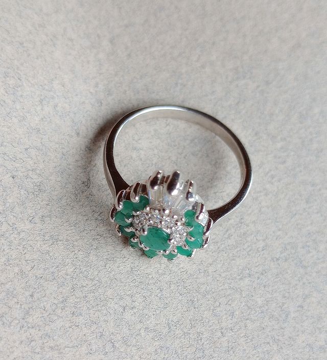 Anello prezioso con smeraldi e zirconi