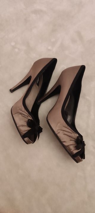 Zapatos mujer cómo nuevos. puestos una vez. 