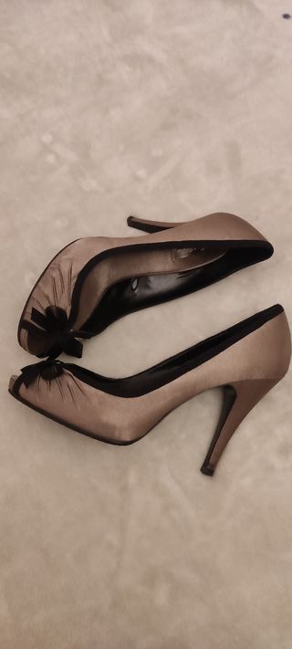 Zapatos mujer cómo nuevos. puestos una vez. 