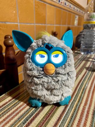 Furby gris y azul