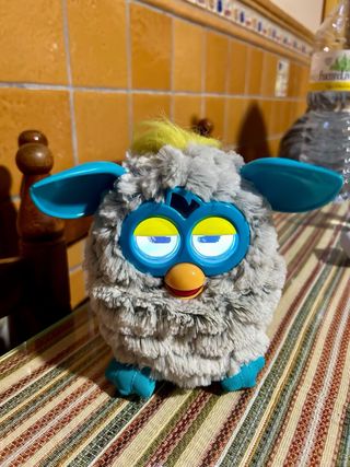 Furby gris y azul