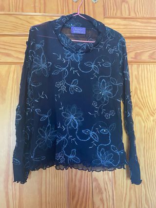 camiseta negra con bordado de flores