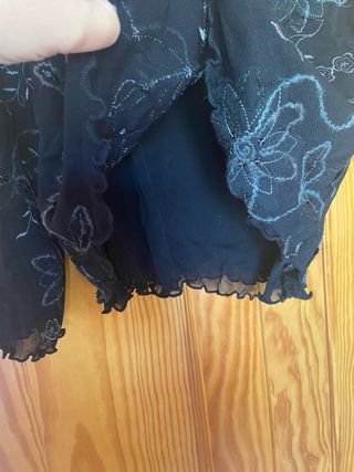 camiseta negra con bordado de flores