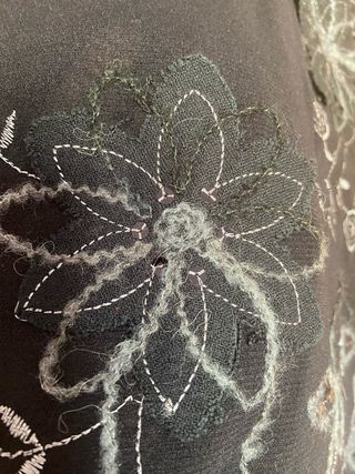 camiseta negra con bordado de flores
