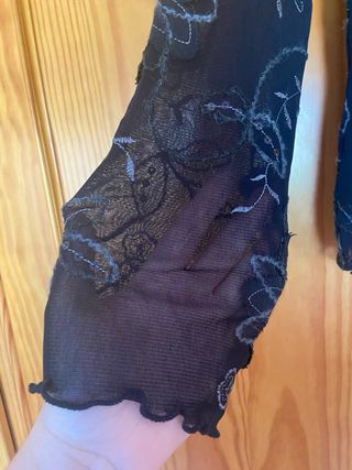 camiseta negra con bordado de flores