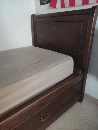 Due letti singoli in legno