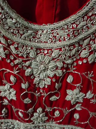 Vestido bordado canutillo rojo y plata