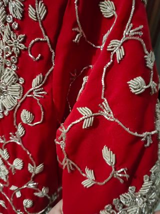 Vestido bordado canutillo rojo y plata