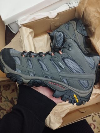 Zapatos montaña Merrel.
