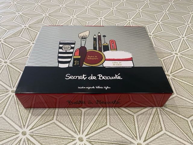 Caja metalica beauty de Valerie Nylin