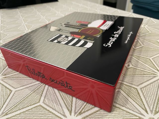 Caja metalica beauty de Valerie Nylin