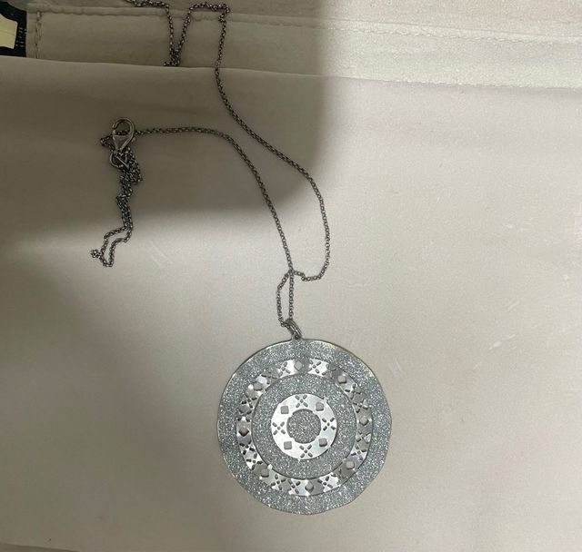 Collana lunga con medaglione