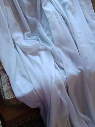 colcha almohadón y cortinas clásicas