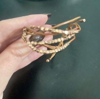 Pulsera de cuero marrón con pedrería