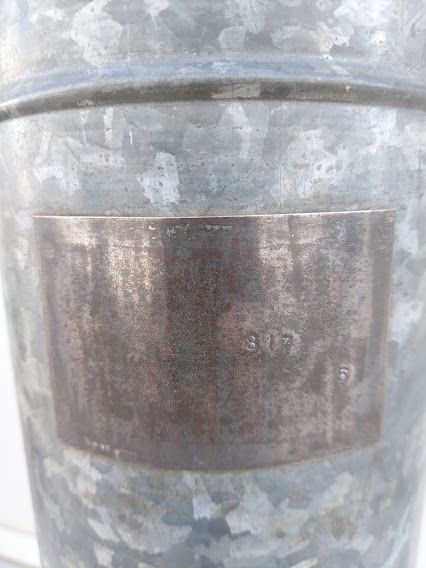 Antiguo conjunto de bidon y dispensador industrial