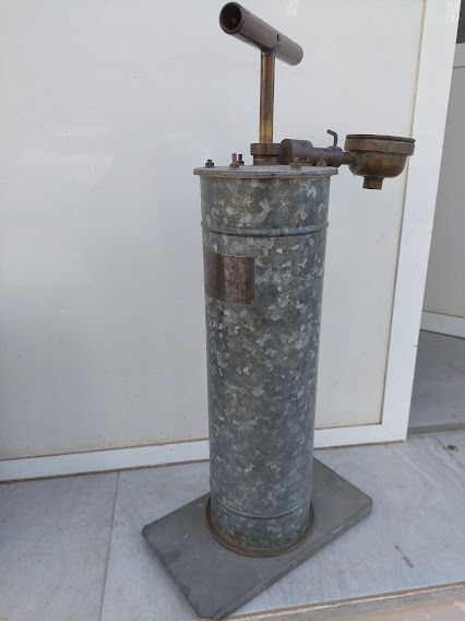 Antiguo conjunto de bidon y dispensador industrial