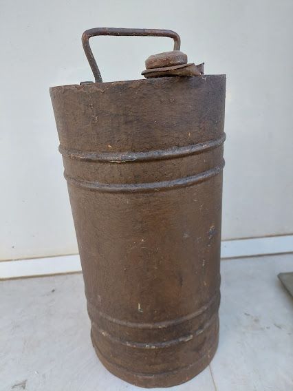 Antiguo conjunto de bidon y dispensador industrial